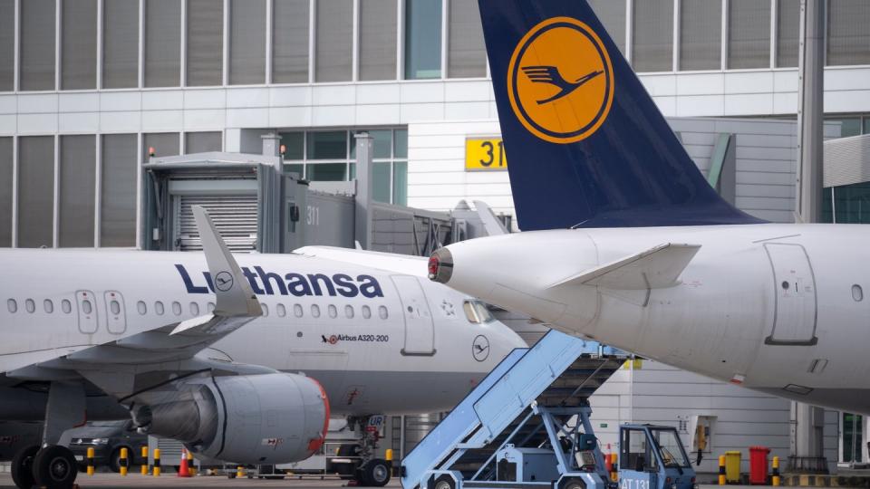 Flugzeuge der Lufthansa stehen auf dem Vorfeld am Flughafen München.