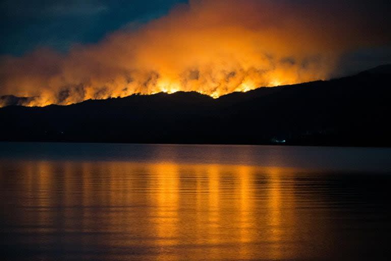 Así se veía parte del incendio en el Parque Nacional Los Alerces, ayer al anochecer