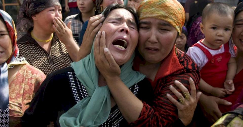 逾百萬的維吾爾人接受去極端化教育培訓。圖為哀淒的維吾爾母親們。   圖：翻攝自《人權觀察Human Rights Watch》