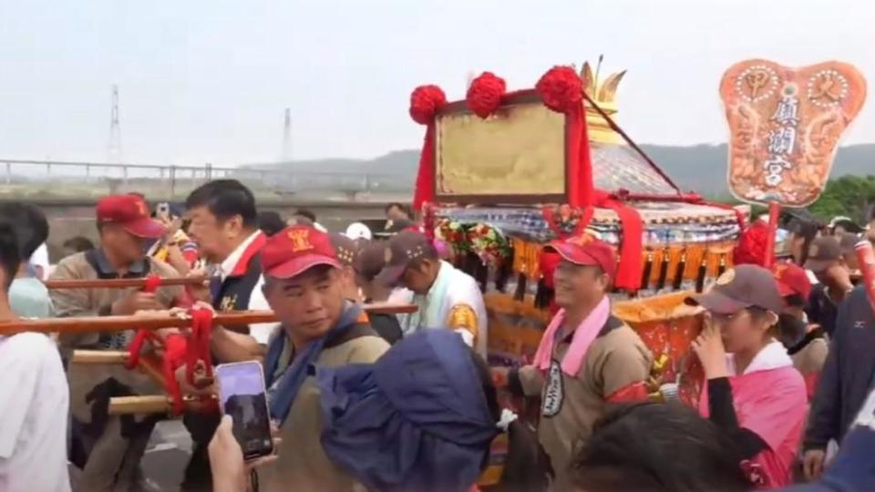 大甲媽今日回鑾安座，引爆人潮。（圖／翻攝自大甲鎮瀾宮官方直播）