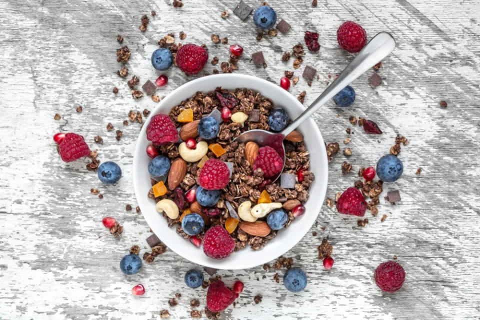 El muesli se constituye básicamente de cereales y granos integrales, crudos y sin azúcar, que se acompañan con fruta.