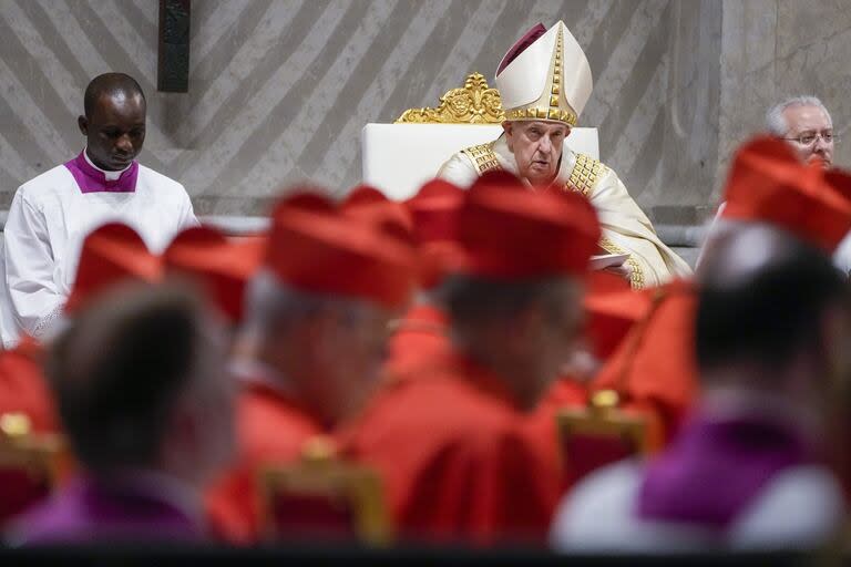 Francisco, en el evento de este jueves en la Basílica de San Pedro. (AP/Gregorio Borgia)
