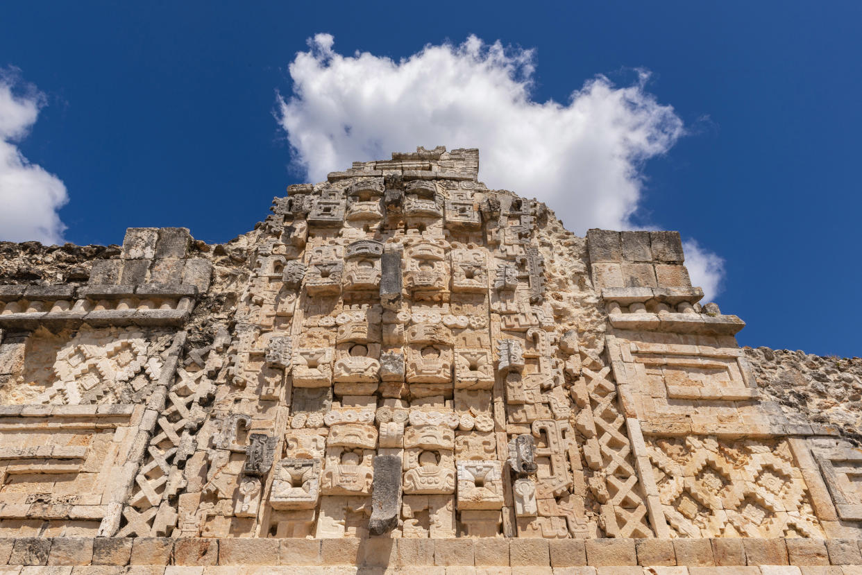 En Uxmal, una de las zonas arqueológicas mayas más impresionantes, las grandes edificaciones tienen máscaras decorativas intrincadas y frisos en los que se fusionan la geometría, la naturaleza y lo divino. (Adrian Wilson/The New York Times)