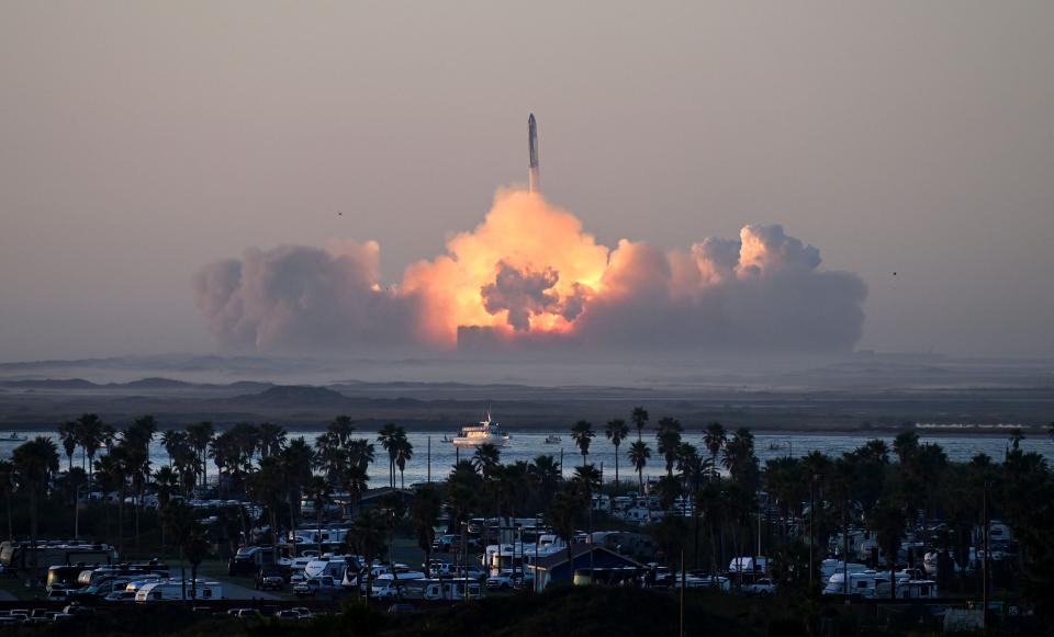 SpaceX's Starship rocket launches from Starbase during its second test flight in Boca Chica, Texas, on 18 November, 2023 (AFP via Getty Images)