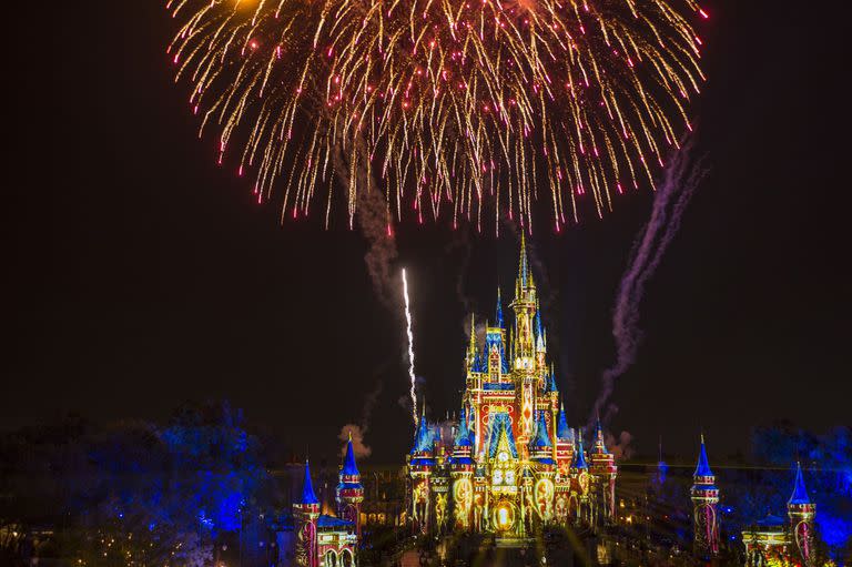 Fuegos artificiales en Magic Kingdom, uno de los parques de Disney en Orlando (Florida).