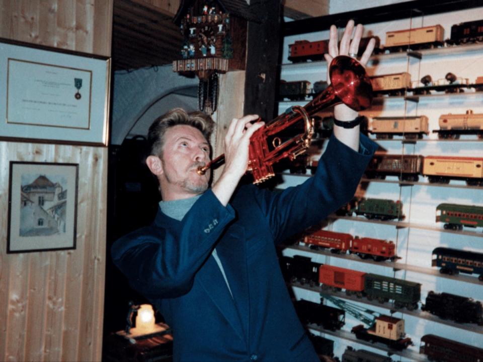 David Bowie larks around at Claude Nobs’ house (Montreux Jazz Festival archives)