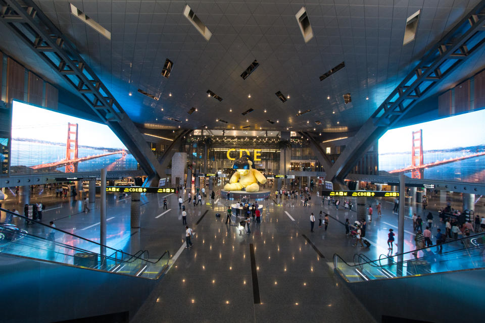 El mejor aeropuerto del mundo para AirHelp es el Hamad de Doha con una nota de 8,39, obteniendo buenas valoraciones tanto en puntualidad como en calidad del servicio y opciones de comida y compras. Inaugurado en 2014 y con unos 35 millones de pasajeros al año, es una de las terminales aéreas más modernas del mundo habiendo recibido varios premios por su espectacular diseño. (Foto: <a href="http://commons.wikimedia.org/wiki/File:Hamad_International_Airport_Doha_Qatar_6.jpg" rel="nofollow noopener" target="_blank" data-ylk="slk:Wikimedia Commons;elm:context_link;itc:0;sec:content-canvas" class="link ">Wikimedia Commons</a> / Arne Müseler / <a href="http://creativecommons.org/licenses/by-sa/3.0/de/deed.de" rel="nofollow noopener" target="_blank" data-ylk="slk:CC BY-SA 3.0 DE;elm:context_link;itc:0;sec:content-canvas" class="link ">CC BY-SA 3.0 DE</a>).