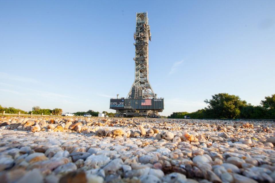 Après plusieurs échecs lors de tests, l&rsquo;immense fusée SLS de la Nasa rentre au garage