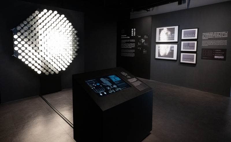 「豪華朗機工」科技結合藝術作品「日光域」，讓觀眾隨創意操控面板，改變200多顆燈泡亮度，串接動態圖案。（圖／應材提供）