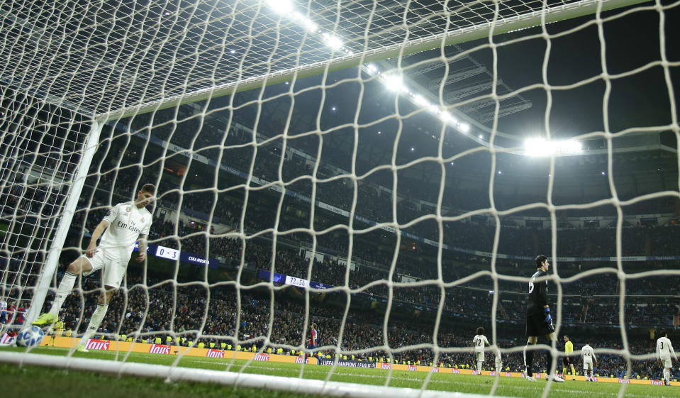 Los jugadores del Real Madrid se lamentan después de que Arnor Sigurdsson anotó el tercer gol del CSKA de Moscú en un partido de la Liga de Campeones, disputado el miércoles 12 de diciembre de 2018 en el Santiago Bernabéu (AP Foto/Manu Fernández)