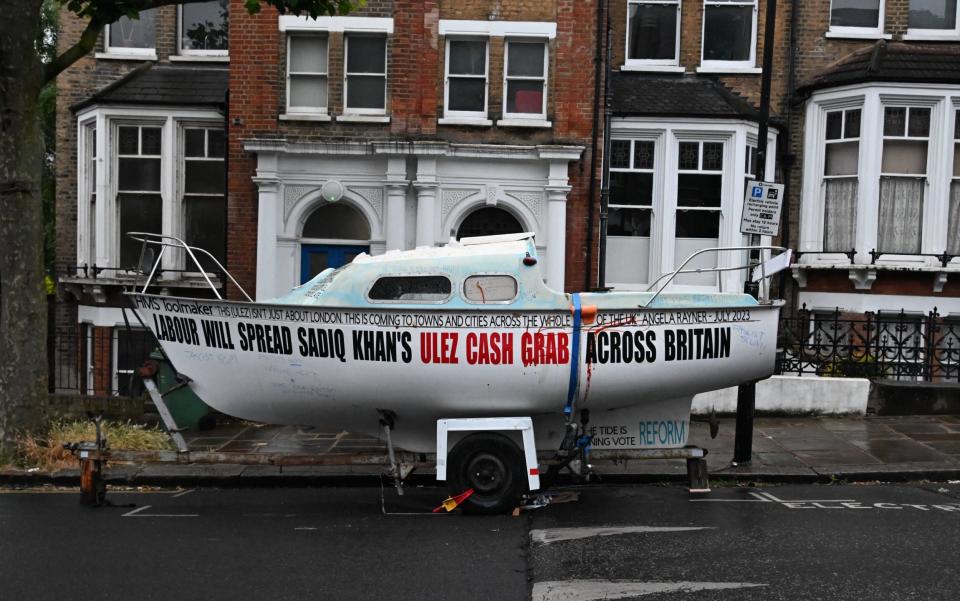 A boat in central London, placed near the home of Sir Keir Starmer, warns of potential Ulez expansion under Labour