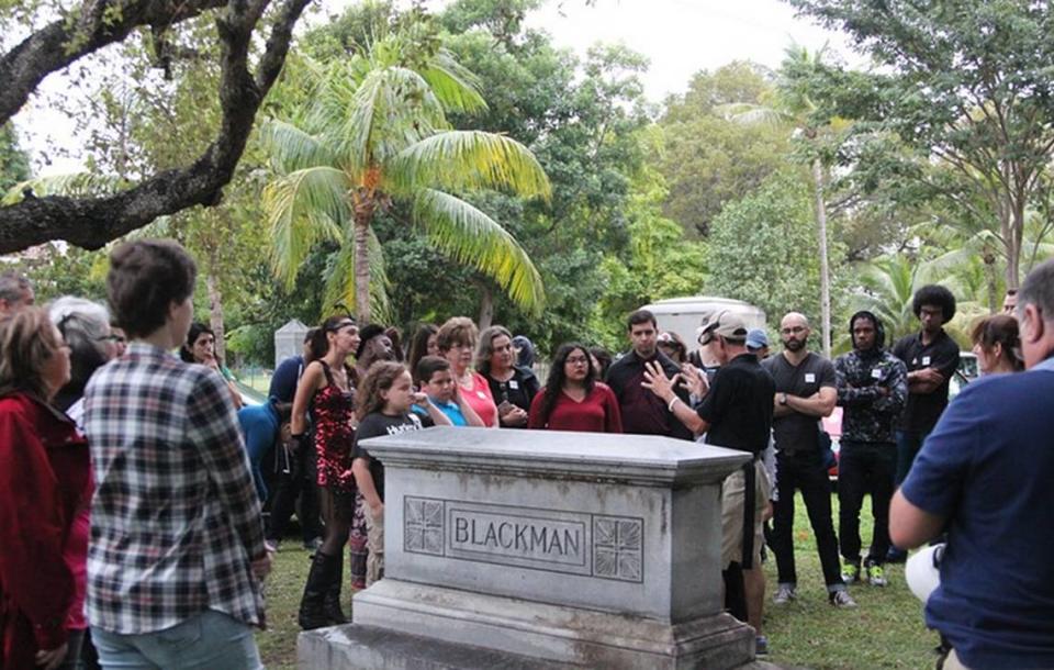 Recorrido a pie por el cementerio de la ciudad de Miami de HistoryMiami. Foto de Ali Goebel