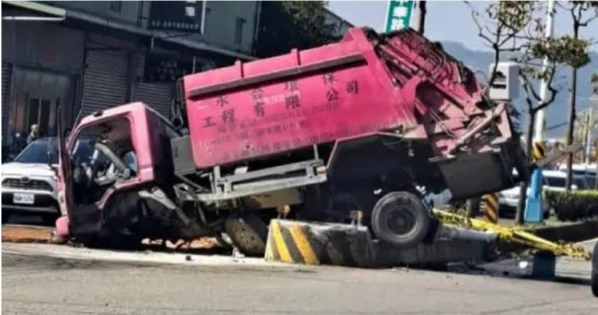 新北市八里區12日上午發生一起垃圾車自撞分隔島之事故。（圖／翻攝畫面）