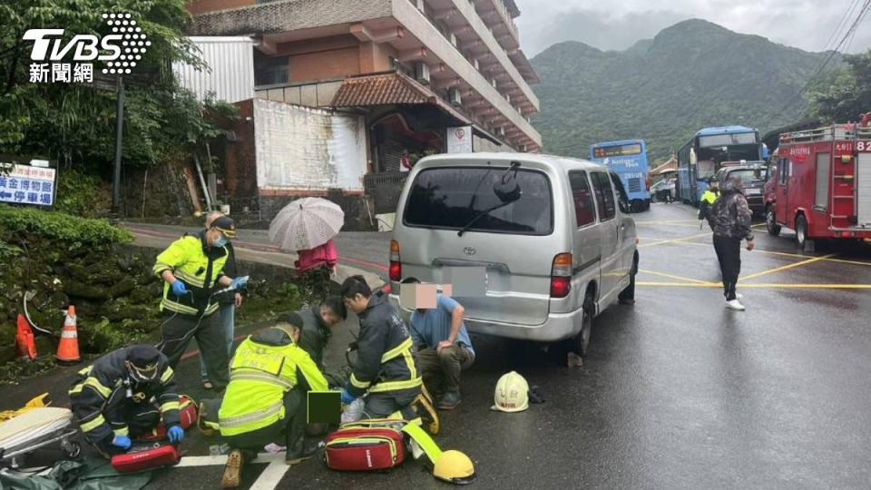 司機肉身阻擋遭壓住拖行。（圖／TVBS）