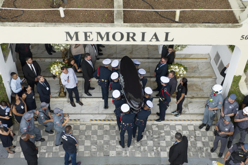 El féretro de Pelé es llevado al Cementerio Necropole Ecuménica en Santos, Brasil, el martes 3 de enero de 2023 (AP Foto/Andre Penner)