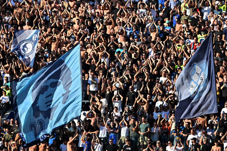 Los hinchas de Napoli, con el 10 en las banderas y en el corazón, en la fiesta de su estadio, el Diego Armando Maradona, durante el 4-0 a Sassuolo por la Serie A.