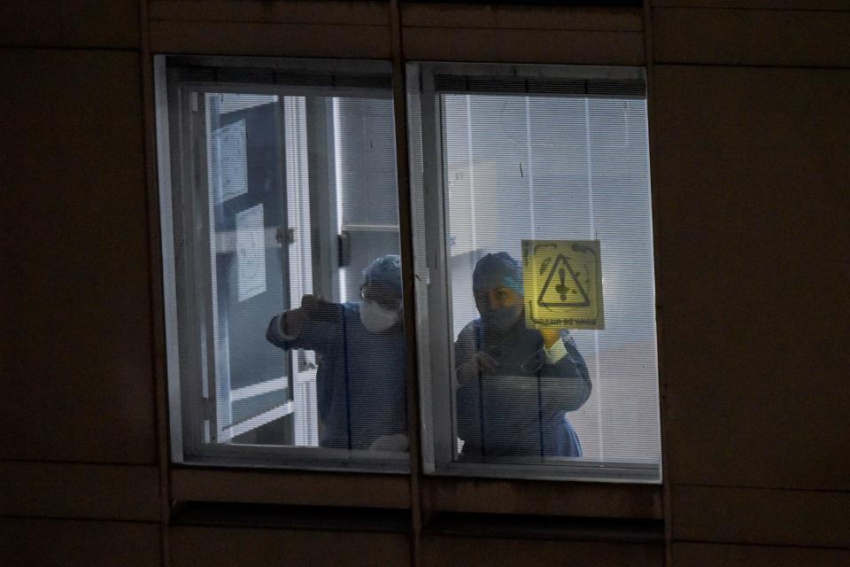 Medical personnel from the "20 de Noviembre" hospital wave back to residents across the street singing to praise them and their patients in Mexico City, on April 28, 2020, amid the novel coronavirus pandemic. - Latin America is like "Europe six weeks ago" in relation to the advance of COVID-19, so an increase in the number of cases is expected in the coming weeks, warned on April 28 the deputy director of the Pan American Health Organization (PAHO), Jarbas Barbosa. (Photo by PEDRO PARDO / AFP) (Photo by PEDRO PARDO/AFP via Getty Images)