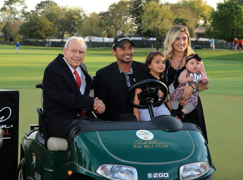 2016 - Jason Day con su esposa Ellie, su hijo Dash y su hija Lucy posan con Arnold Palmer en el puesto 18 durante el Arnold Palmer Invitational en Bay Hill Club and Lodge.