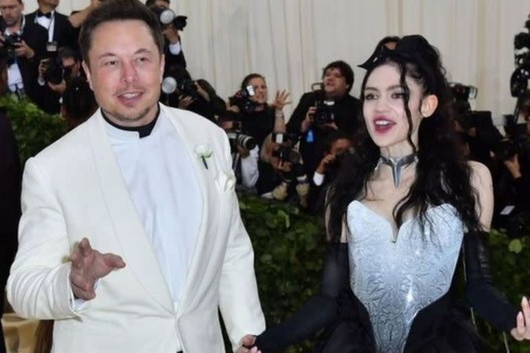 Elon Musk y su novia Grimes anunciaron el nacimiento de su hijo el lunes