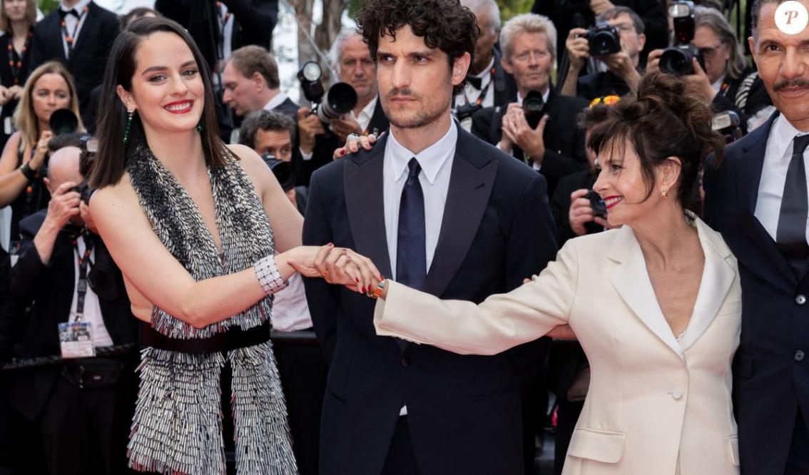 Louis Garrel sexy en costume au bras de Noémie Merlant, sa