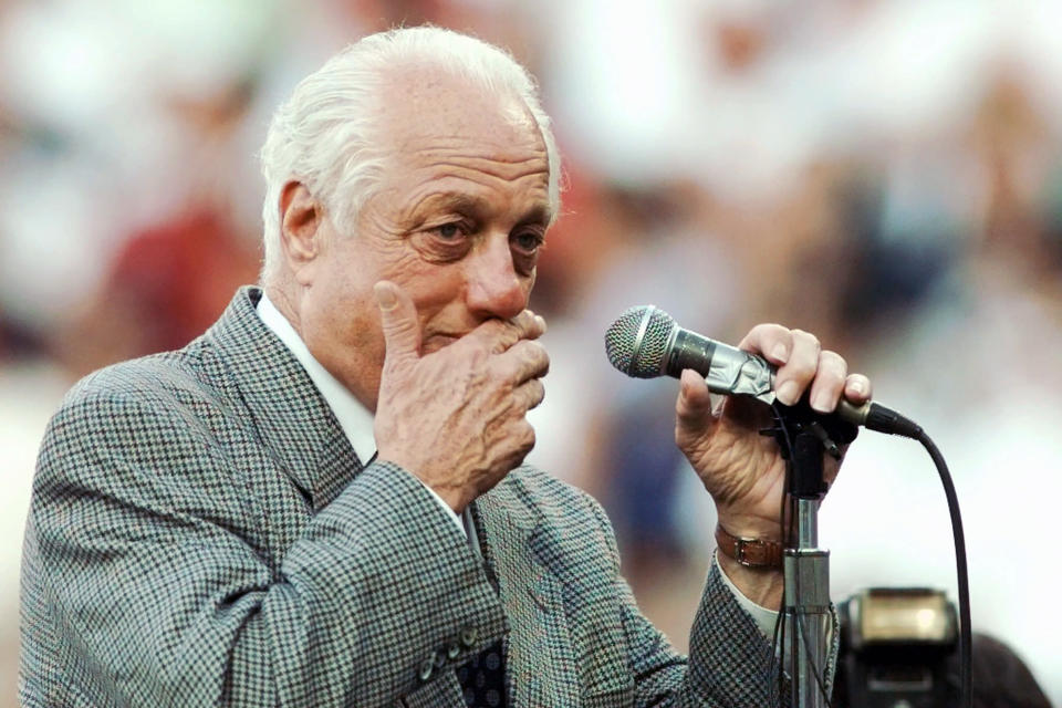 ARCHIVO - En imagen de archivo del martes 30 de julio de 1996, el manager de los Dodgers de Los Ángeles Tommy Lasorda ofrece un emotivo discurso en el Dodger Stadium sobre su retiro antes del inicio del partido ante los Marlins de Florida, en Los Ángeles. (AP Foto/Michael Caulfield, archivo)