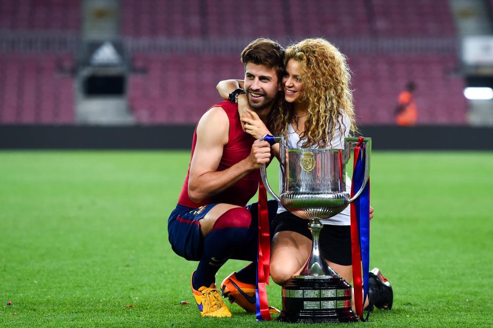 Gerard Pique of FC Barcelona and Shakira pose with the trophy after FC Barcelona won the Copa del Rey Final match against Athletic Club at Camp Nou on May 30, 2015 in Barcelona, Spain. (Photo by David Ramos/Getty Images)