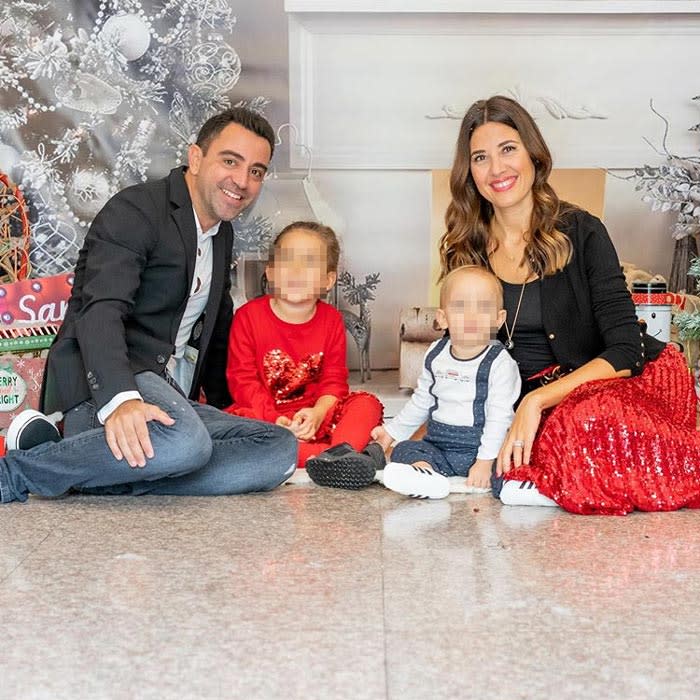 Xavi Hernández y Nuria Cunillera con sus dos hijos