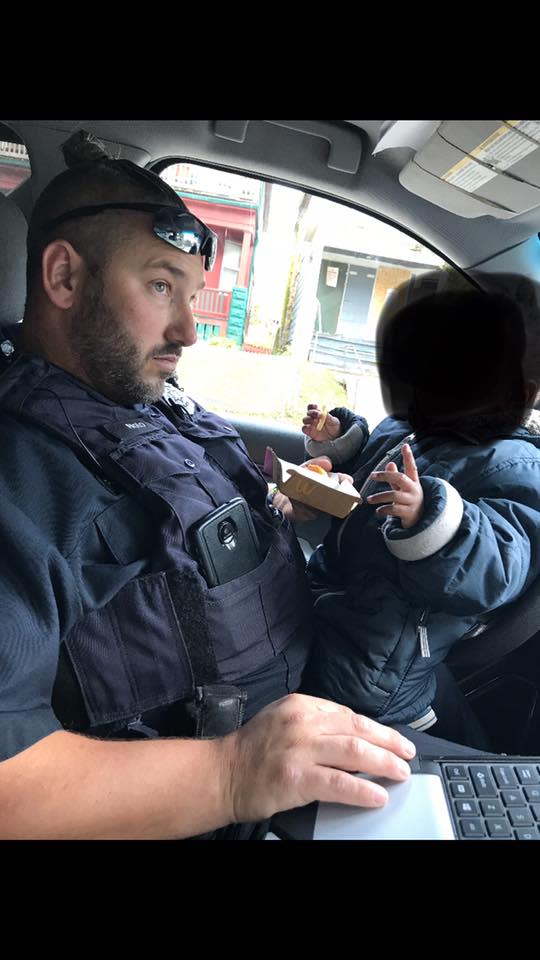 Two police officers bought a toddler a hot meal and are being celebrated for their kind gesture. (Photo: Facebook/Paulette Rutter Drankiewicz)