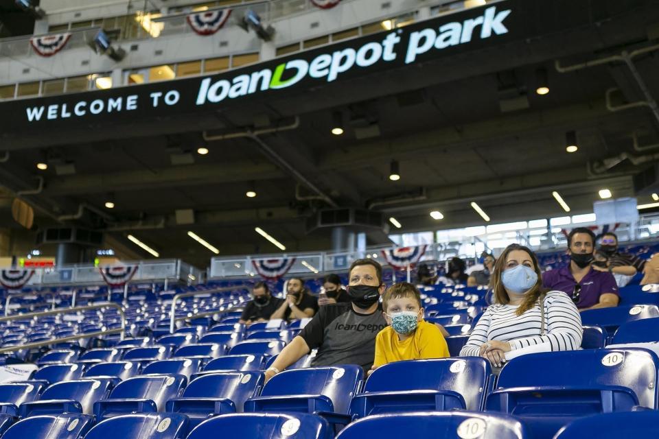 Un grupo de personas participan del acto de presentación del nuevo nombre del estadio de los Marlins de Miami, el loanDepot park, el miércoles 31 de marzo de 2021. (Matías J. Oncer/Miami Herald vía AP)