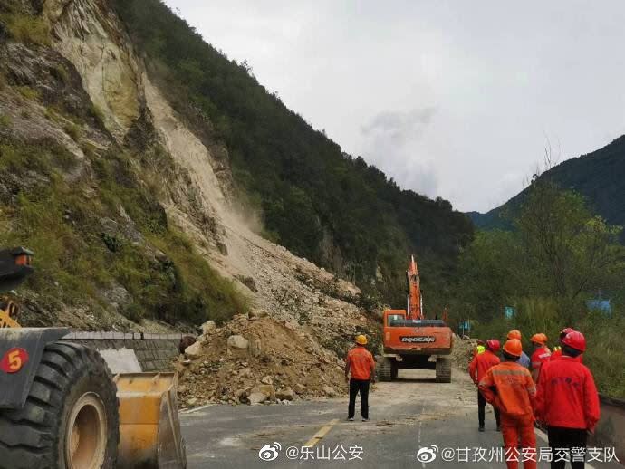 四川規模6.8地震，導致瀘定國道318線，瀘橋鎮大壩村道路中斷。（圖／翻攝自樂山公安微博）