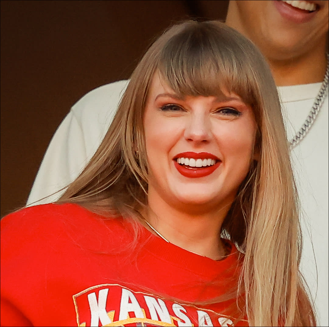  Taylor Swift spends New Years Eve watching the Kansas City Chiefs in support of her boyfriend Travis Kelce. 