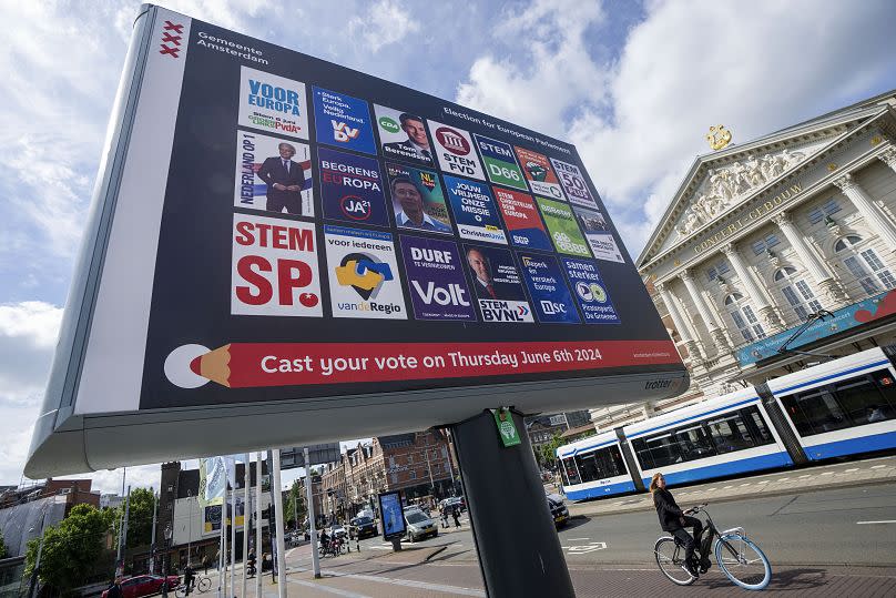 Ein Radfahrer fährt an einer Plakatwand für die Europawahlen gegenüber dem Concertgebouw-Konzertsaal in Amsterdam vorbei, 5. Juni 2024.