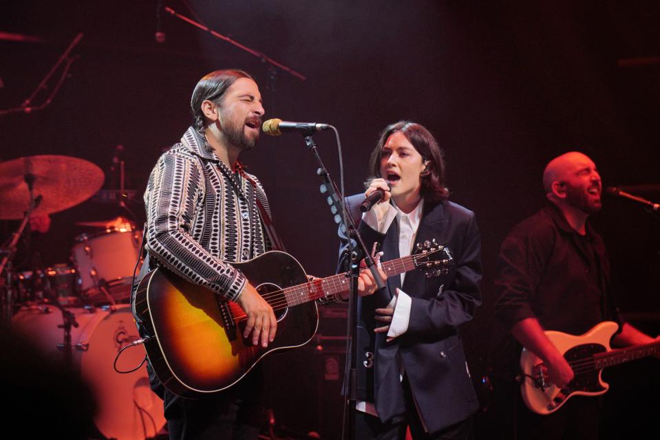 LOS ANGELES, CALIFORNIA - FEBRUARY 01: (L-R) Noah Kahan and Gracie Abrams perform at Spotify's 2024 Best New Artist Party at Paramount Studios on February 01, 2024 in Los Angeles, California. (Photo by Gonzalo Marroquin/Getty Images for Spotify) ORG XMIT: 776085396 ORIG FILE ID: 1979533662