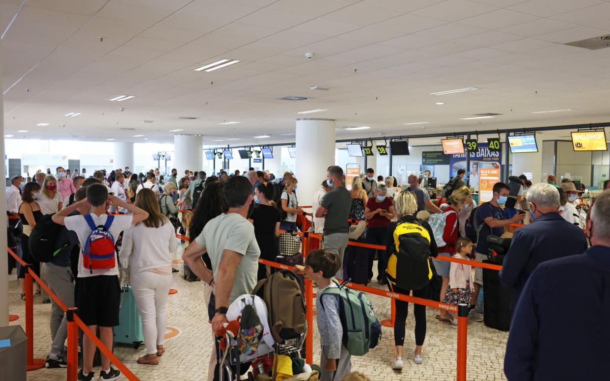 British holiday makers return home from Portugal  - Solarpix