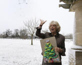 ARCHIVO - Camila, duquesa de Cornualles, lanza una bola de nieve luego de un evento para niños en el hospicio Ty Hafan, en Gloucestershire, Inglaterra, el lunes 21 de diciembre de 2009. (AP Foto/Kirsty Wigglesworth, Pool, Archivo)