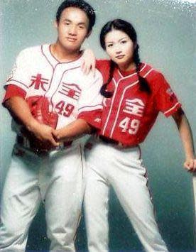 　張泰山（左）和太太吳靜宜（右）結婚時，身穿味全龍球衣拍攝婚紗。（張泰山提供）