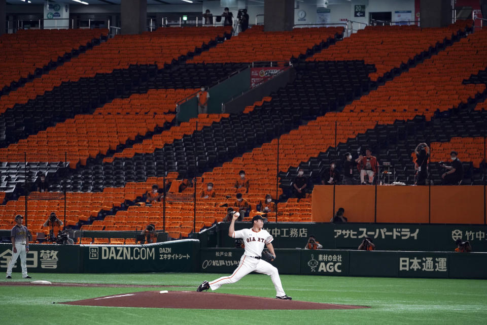 菅野智之與讀賣巨人簽下1年短約。（AP Photo/Eugene Hoshiko）