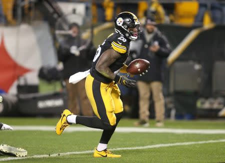 FILE PHOTO: Dec 10, 2017; Pittsburgh, PA, USA; Pittsburgh Steelers running back Le'Veon Bell (26) rushes for a touchdown against the Baltimore Ravens during the first quarter at Heinz Field. Mandatory Credit: Charles LeClaire-USA TODAY Sports - 10473135