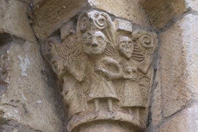 Detalle del ventanal con una figura masculina mesándose las barbas, rodeado de dos mujeres gestantes. Gorka López de Munain, Author provided