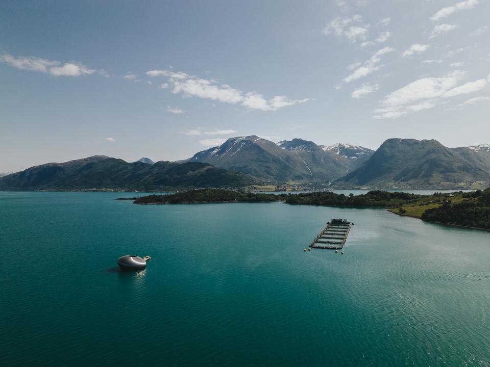 The restaurant floats in the middle of a Norwegian lake.