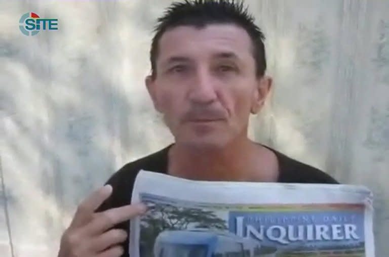 This still image from a video obtained by AFP on December 27, 2012, courtesy of the SITE Monitoring Service, shows Australian man Warren Rodwell at an unknown location in the Philippines. A new video of Rodwell, who was kidnapped over a year ago, has emerged, suggesting he is still alive