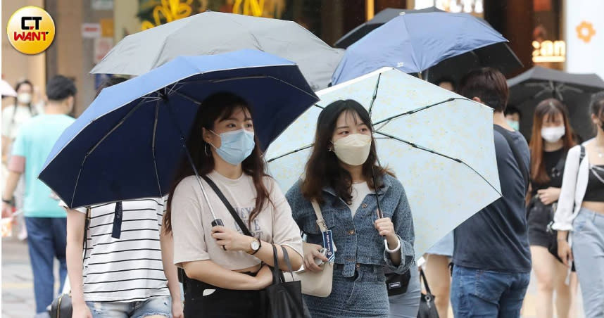 今（1日）低壓帶影響，台灣南部及東南部地區有短暫陣雨或雷雨，並有局部大雨發生的機率。（圖／侯世駿攝）