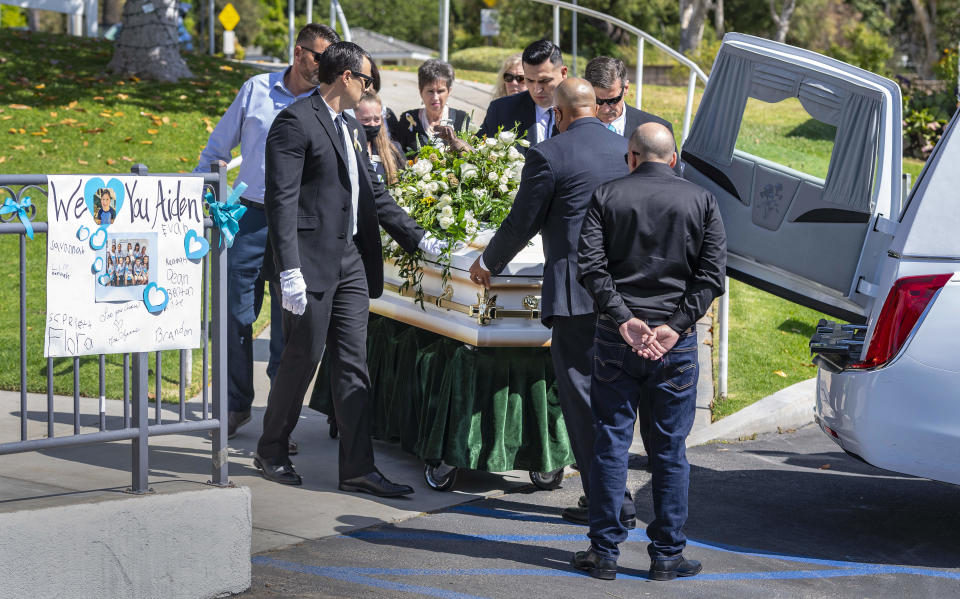 Family members and pallbearers 