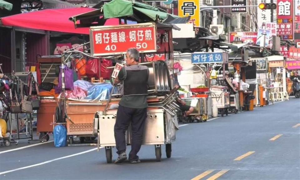 高雄六合夜市近3年來，有近50家攤商，因沒有觀光看和疫情衝擊而歇業。攤商無奈表示，生意難做、咬牙還是得撐下去。（圖/游定剛 攝）
