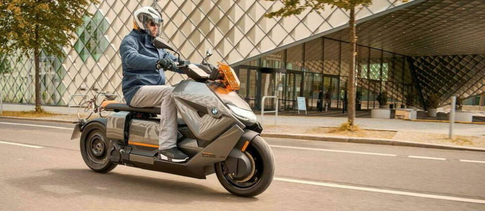 Les ventes de scooters électriques, comme le BMW CE 04, explosent en 2022.
