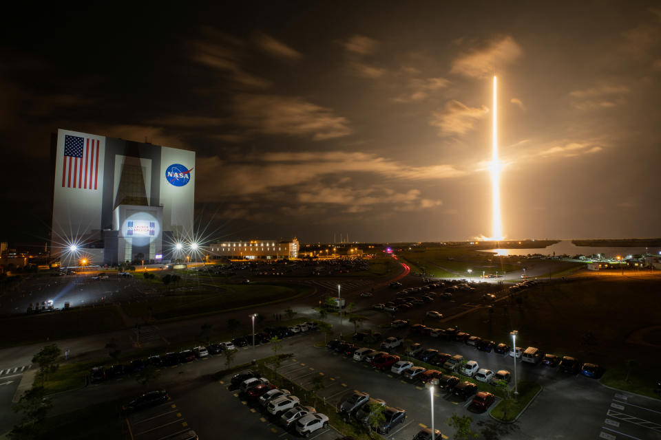 Una imagen proporcionada por la NASA/Ben Smegelsky muestra un cohete Falcon 9 de SpaceX en ascenso tras su lanzamiento desde Cabo Cañaveral, Florida, el 23 de abril de 2021. (NASA/Ben Smegelsky vía The New York Times)