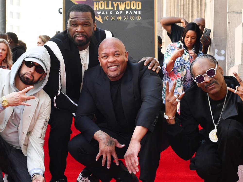 Star-Produzent Dr. Dre (Bildmitte) mit seinen Kumpels Eminem, 50 Cent und Snoop Doop (v.l.n.r.) auf dem Walk of Fame (Bild: VALERIE MACON/AFP via Getty Images)