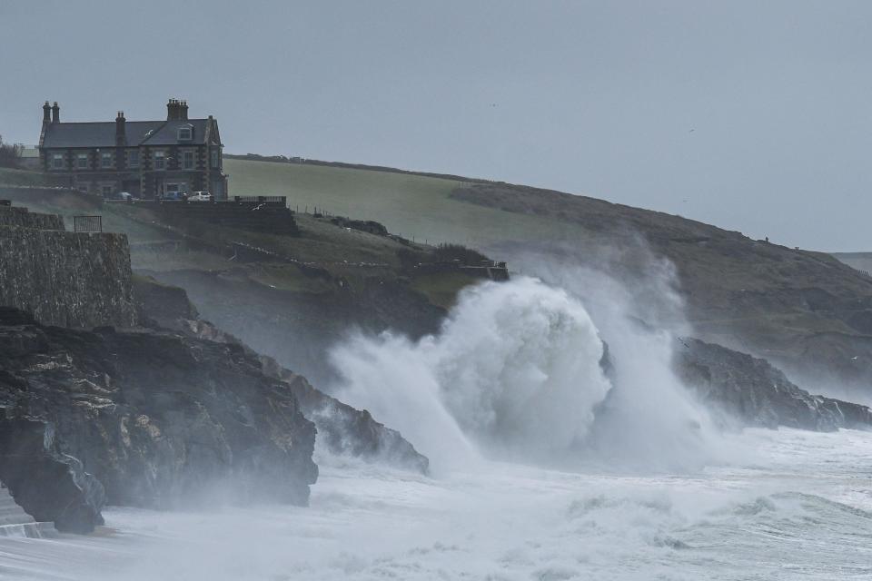 Porthleven, Cornwall, UK. 31st March 2023. UK Weather. Gale force winds pushing huge waves into the coast at Porthleven this lunchtime. Credit  SImon Maycock / Alamy Live News.