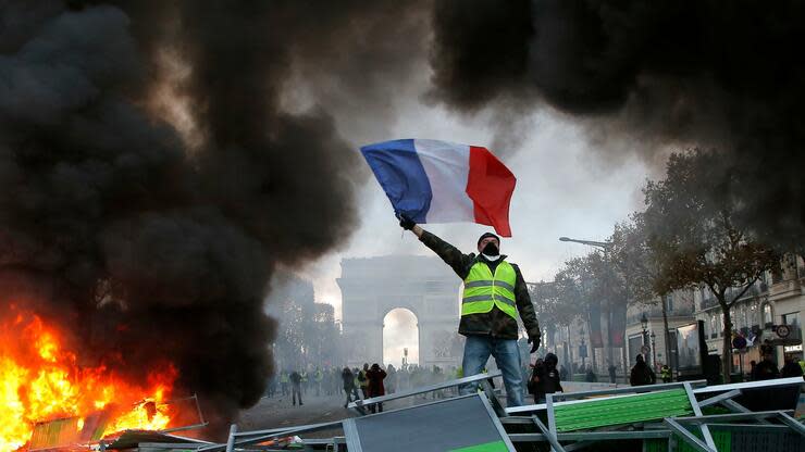 Das Archivbild zeigt Demonstranten der Gelbwesten im Dezember 2018 in Paris. Ein Jahr später ist die Bewegung in sich zusammengefallen. Foto: dpa