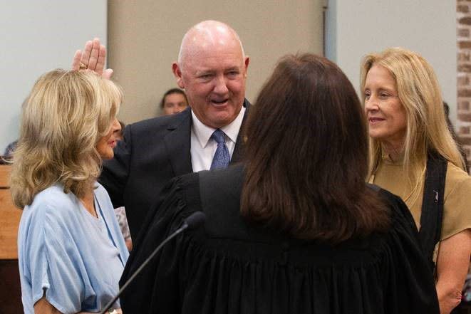 Mayor Fred Cleveland taking the Oath of Office.